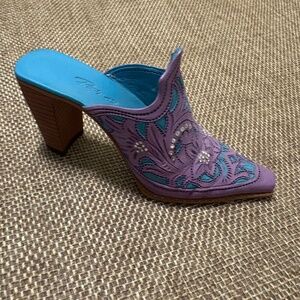 Just The Right Shoe- 2001 Lone Star #25349- by Raine